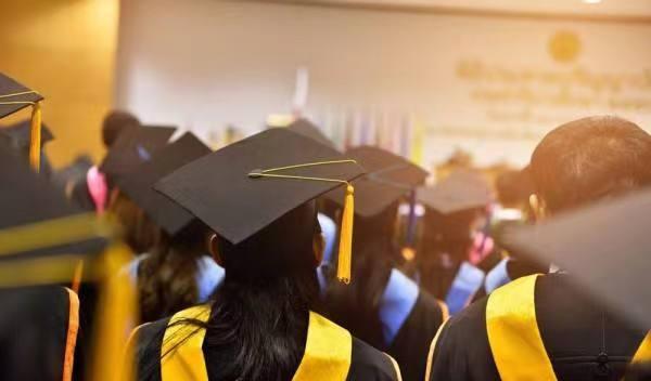 公费师范生|“公费师范生”不用学费还有编制，为何学生说后悔了？原因很现实