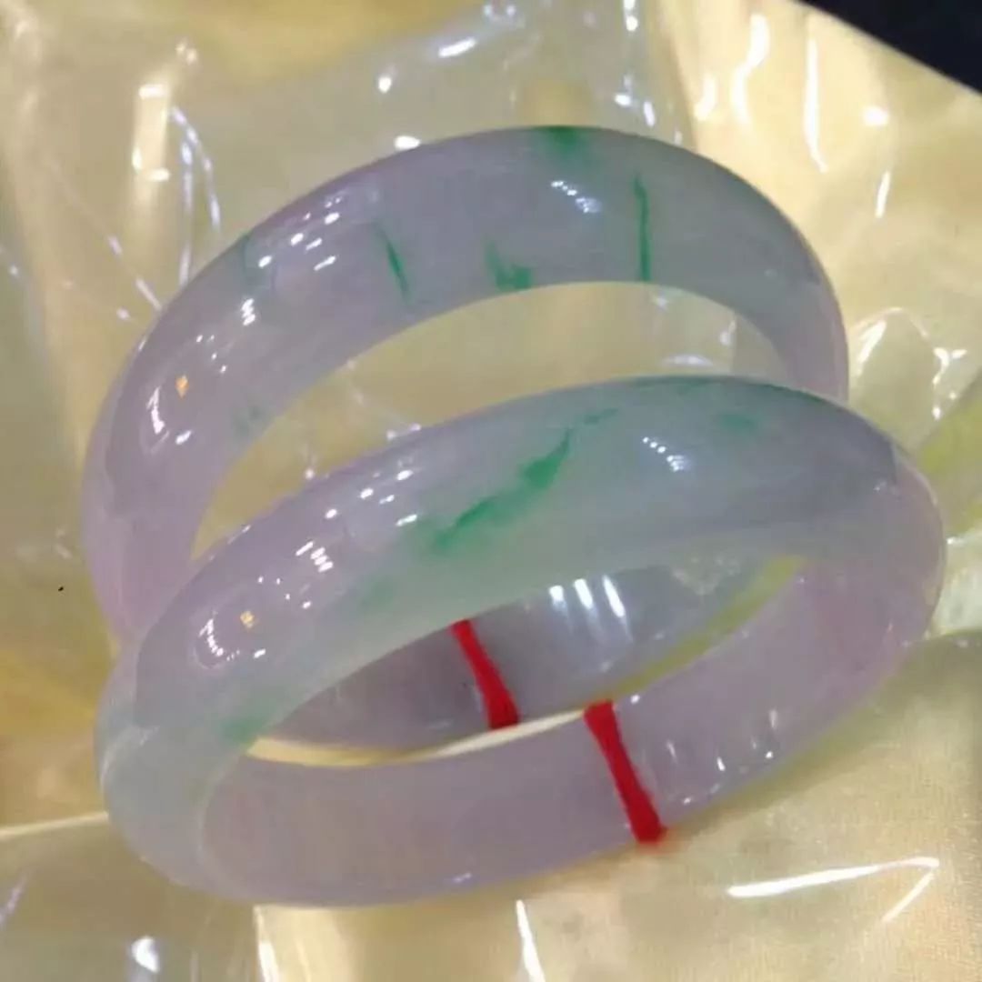 翡翠|小伙不慎买下“尸横遍野”的翡翠原石，最后竟鬼斧神工取出22支冰种春带彩手镯