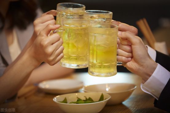 建议中老年人,少吃烧烤和腊肉,尽量多吃这5样,清热解腻更健康