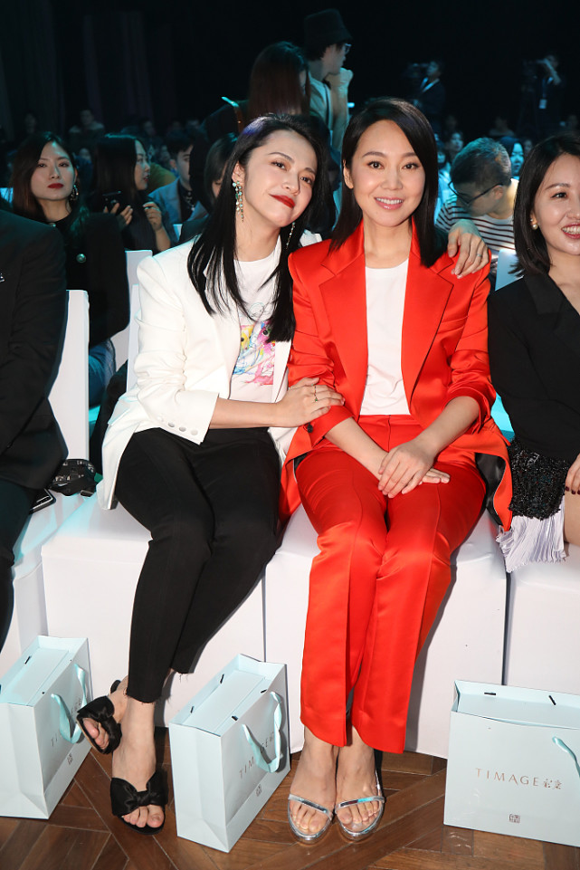 姚晨|姚晨和闫妮并肩坐着,同穿西装套装看不出相差8岁,气质太重要了