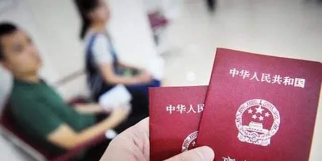 2020年,河南女士患癌需要80万手术费,丈夫跪地痛哭求妻子离婚