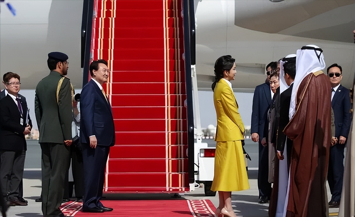 美甲 韩国夫人新年出访变“时装秀”?一天换4套美出圈,到瑞士又放招