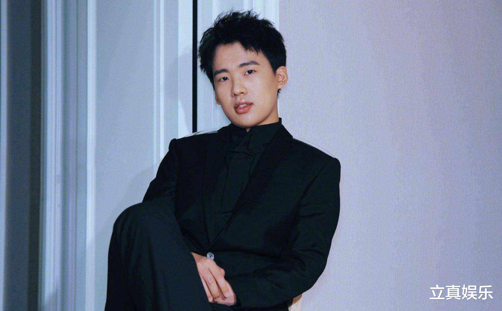 郭麒麟|郭麒麟再次被拍和一女子穿情侣装逛街 忍无可忍自媒体发文怒斥狗仔