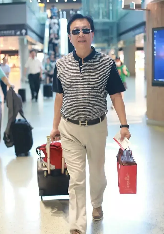 唐国强|唐国强带着妻子出街，他大儿子的照片曝光，长相让大家有点失望