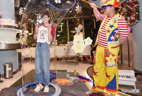 陈法蓉|陈法蓉晒生活近照,穿卡通卫衣戴大沿帽,肤白粉唇比花还美上三分