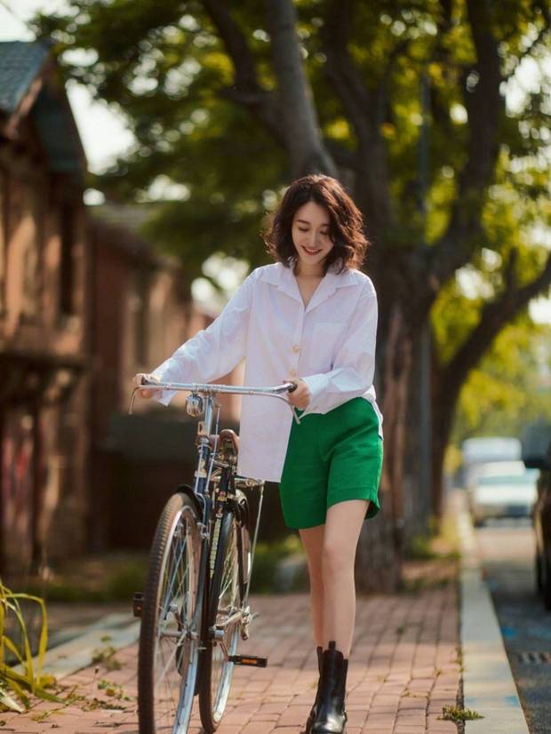 46岁李小冉被老公宠成了公主！穿衬衫+短裤，尽显初恋女孩的气质