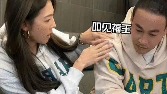 何润东|何润东老婆首次公开露面，夫妻俩一起追剧，温馨互动