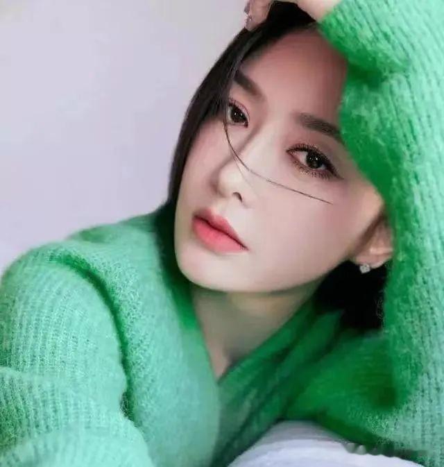 秦岚|秦岚献唱春晚,身着斜肩开衩裙,尽显精致好身材,温婉大气