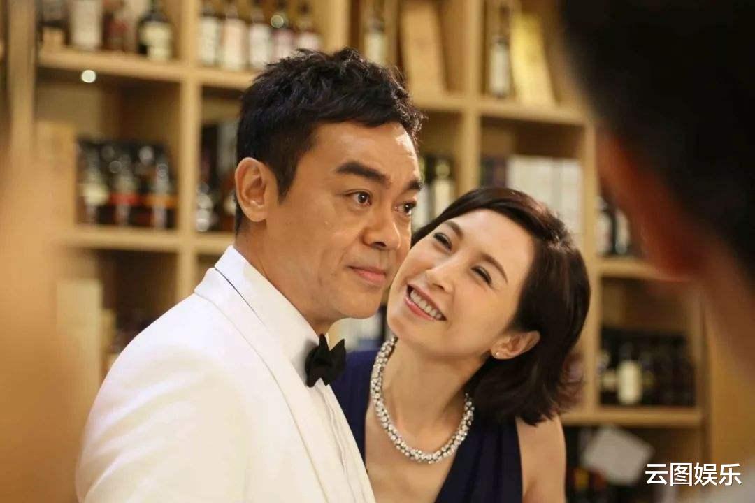 娱乐圈|刘青云夫妇手牵手逛街，两人身家上亿，郭蔼明一个包用几年接地气