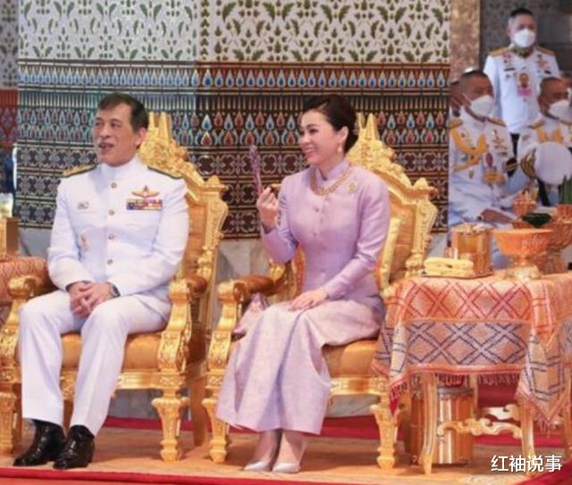 苏提达|泰王安抚44岁苏提达,送上大金链子示爱,打扮成土豪后气质全无