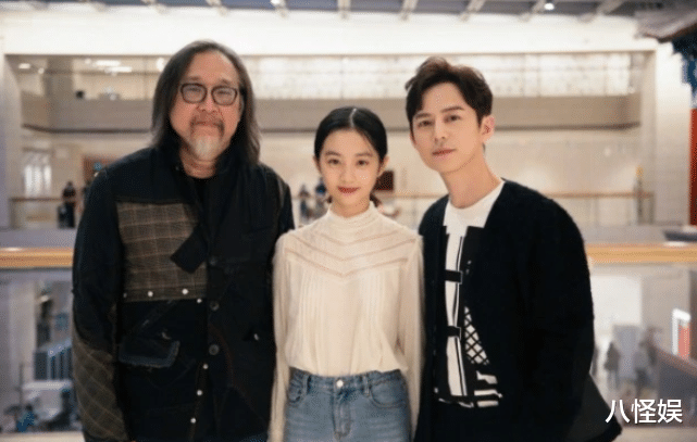 黄磊|黄磊女儿多多沉迷于缝纫机，用旧衣服做包颇具设计感，真心灵手巧