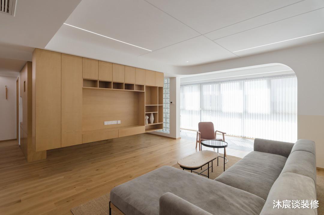 “穷装修”又赢了,他家用大白墙搭配原木家具,轻松打造清爽的家