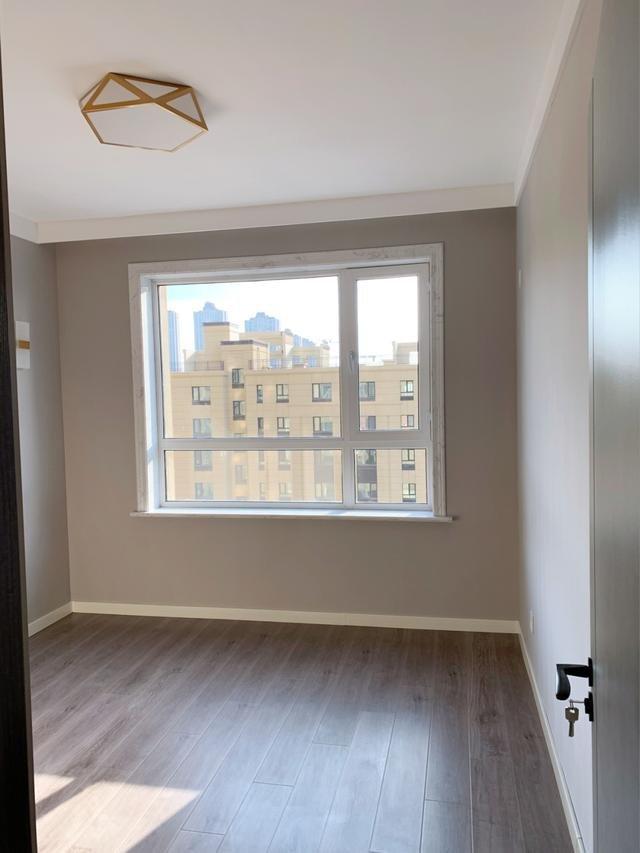 85平现代风二居室,简单开阔的客厅给人一种放松的感觉