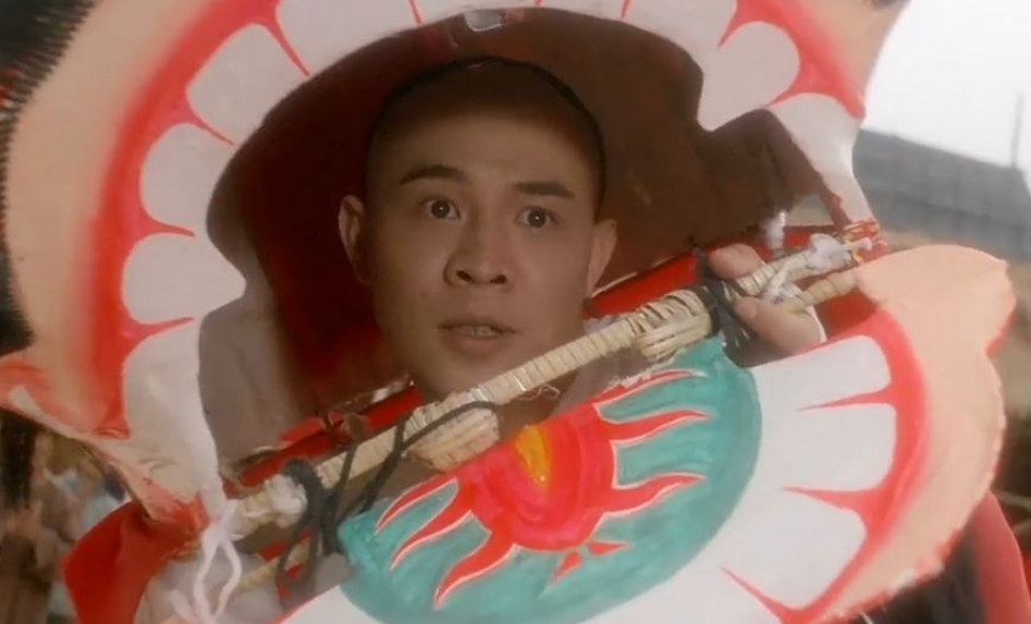 赵文卓|49岁赵文卓后台舞龙被起哄！面部油光锃亮，身上白西装愈被撑爆