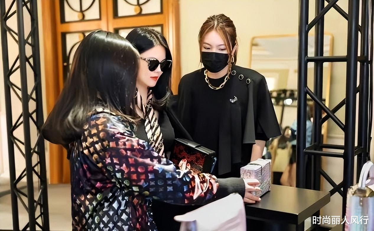 王诗龄|王诗龄高调拿下国外大奖，王岳伦乐坏了，长大后气质好穿衣也出彩