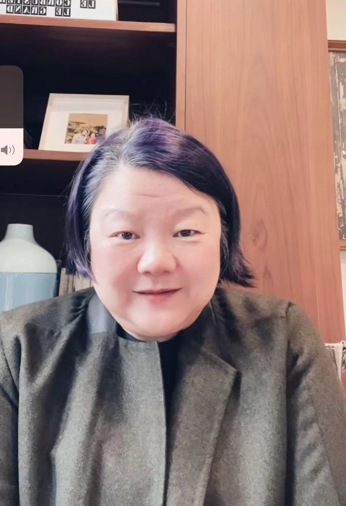 陈凯歌|陈凯歌小9岁前妻定居法国!身材发福白发满头,生活悠闲自在