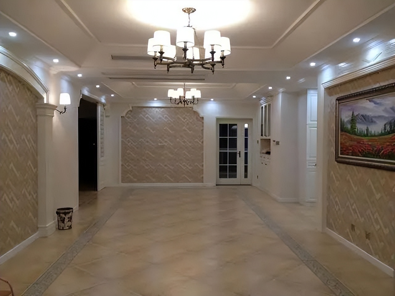 朋友新家装好，家具还没搬就很漂亮，头一次见餐厅隔断这么做的