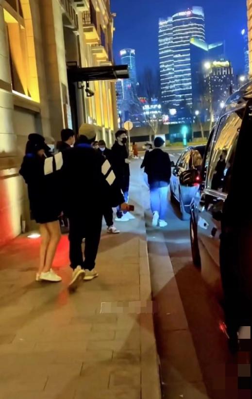 选秀|思聪再换新女友?搂着神秘美女现身火锅店,身后还跟着两位美女