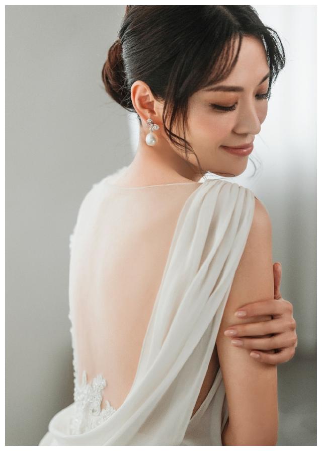 陈炜|亚洲小姐冠军陈炜晒出婚纱照,白色抹胸婚纱凸现高贵大方
