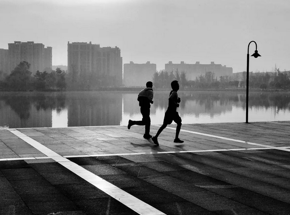 牡丹江|和领导偶遇一起晨跑，领导累了，慢慢走，该怎么办？