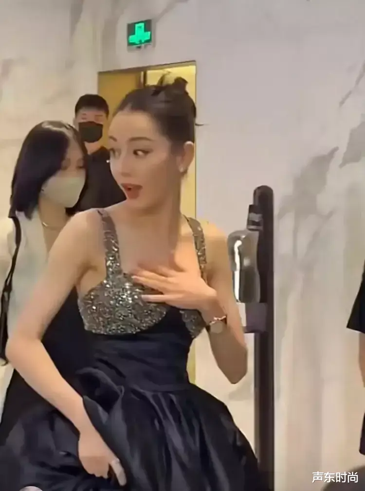 迪丽热巴|迪丽热巴参加活动被吐槽,任何场合都捂着胸口,网友评怕露就别穿