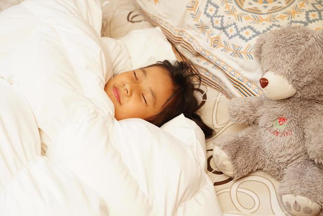 初冬盖着鹅绒睡，酣梦甜美多几分：网易严选957鹅绒被分享