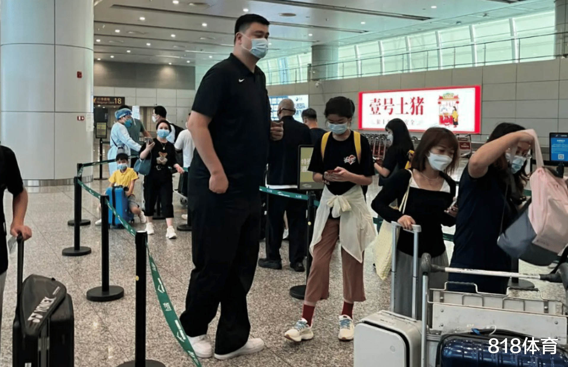 小小巨人! 姚明父女广州机场排队做核酸, 12岁姚沁蕾1米8比大白还高