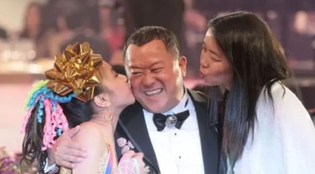 曾志伟|69岁曾志伟和两位女星合影，手搭胸前被指咸猪手，网友：恶心