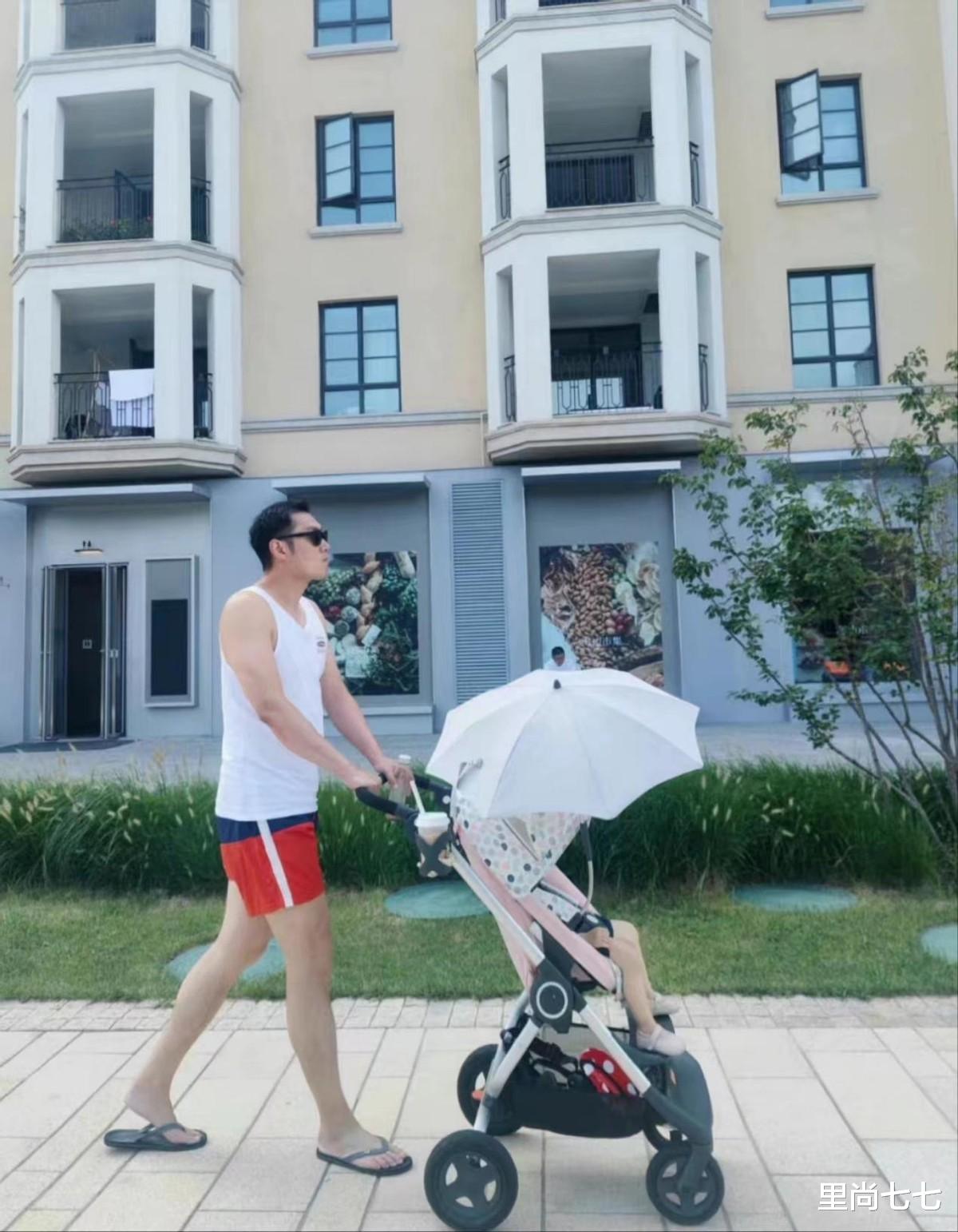 张梓琳|张梓琳一家出游，素人老公满身腱子肉很壮硕，俩女儿全都很像妈