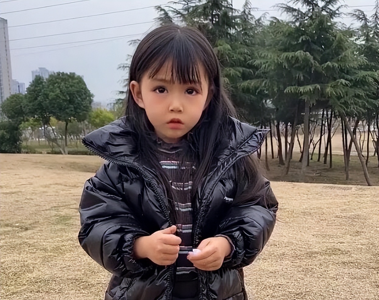 女孩|“无声芭比”蓝妮妮：漂亮脸蛋却患上怪病，爸妈不离不弃引争议