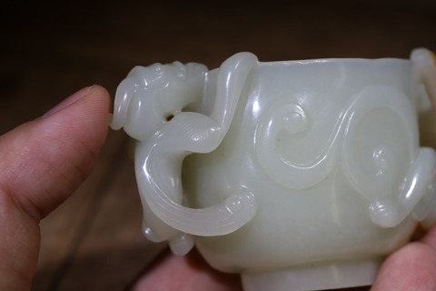 和田玉籽料|回流 舊藏和田玉“枣红皮 双螭龙玉杯”