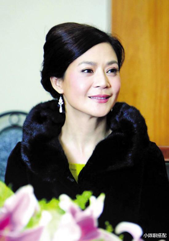 自然老去的俞小凡：穿衣要有花，裙摆过膝，58岁依然优雅大方