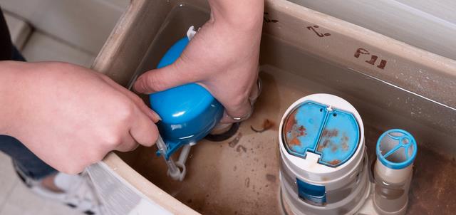 马桶吸力越来越小,物业来了3次,终于断定我家马桶没坏