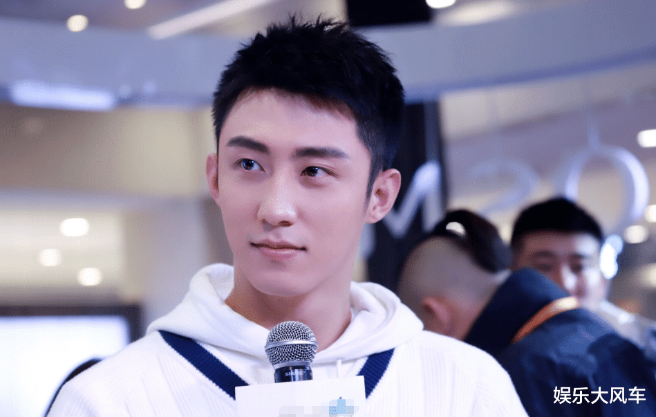 黄景瑜|黄景瑜张婧仪首合作！女方疑耍大牌用替身，男扮女装怀中抱太辣眼