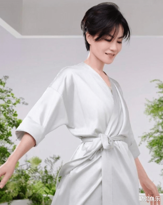 王菲|52岁王菲续接内衣代言，广告费3000万，皮肤白皙，腰带勒出蚂蚁腰