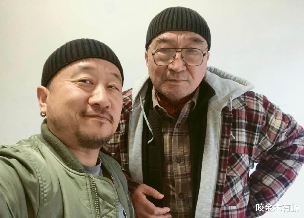 李彧|演员李彧这是咋了？光脚拎锅行为迷惑，网友喊话李保田：管管儿子