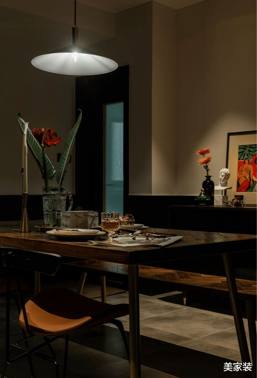 装修到一半的家,在硬装基础上添加软装,达到现代和古风的结合