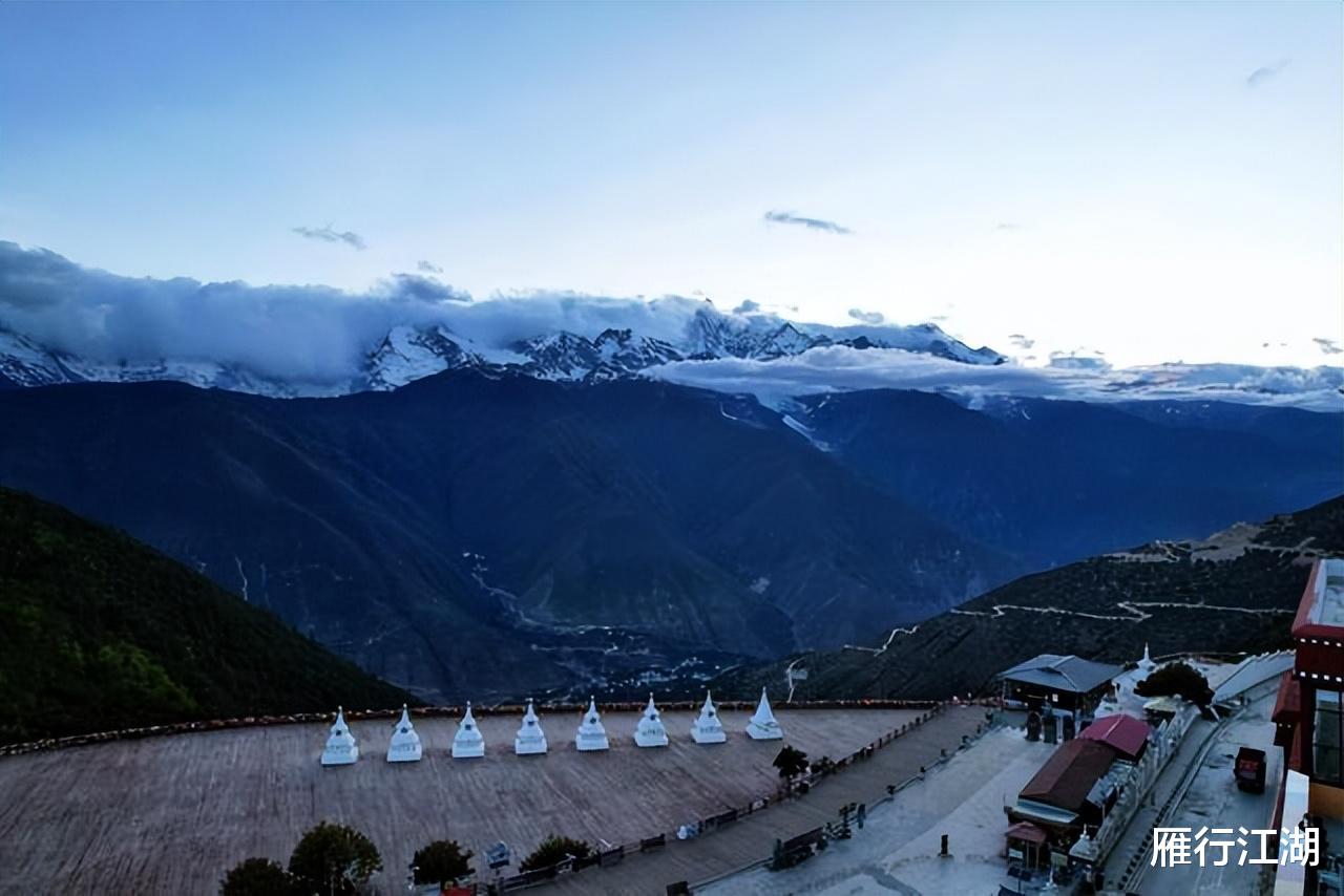 梅里雪山|世界上最凶险的雪山，位于云南，日照金山是摄影人梦寐以求的画面