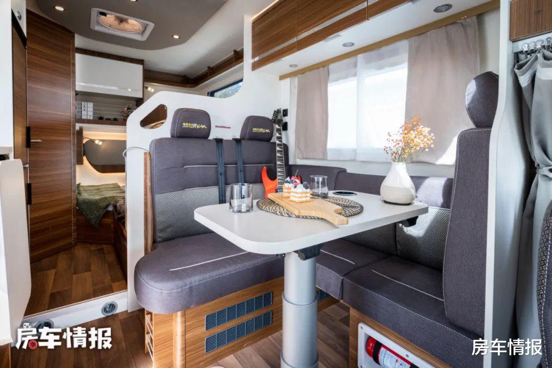 非常经典的5人房车,厕所干湿分离用着方便,内部比进口车还豪华