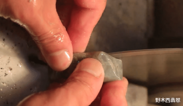 翡翠|比灯泡还耀眼的后江小料子,拿去去皮做件,这是要发财的节奏吗?