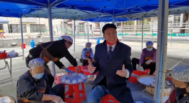 万梓良|64岁万梓良简陋大棚里做小吃，被一群阿姨环绕，拿木棍搅拌太卖力