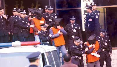 2005年,“中原第一黑老大”宋留根被执行死刑前,突然狂笑不止