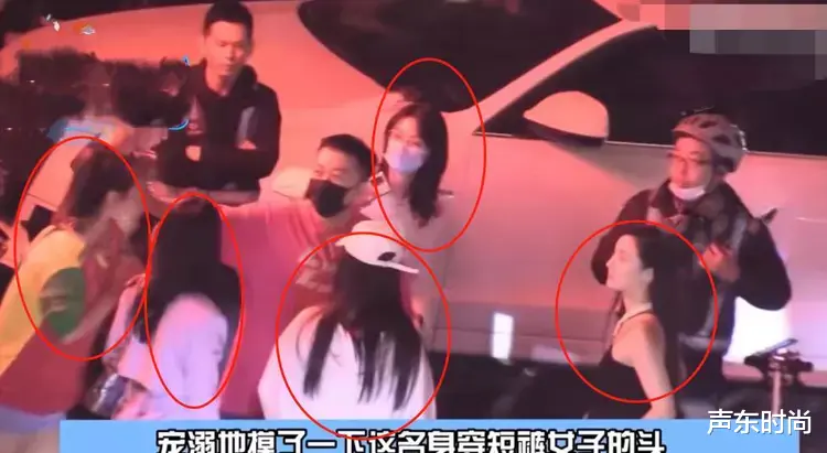 马苏|导演于正和5位美女聚餐,当街对异性摸头牵手,马苏现身引热议