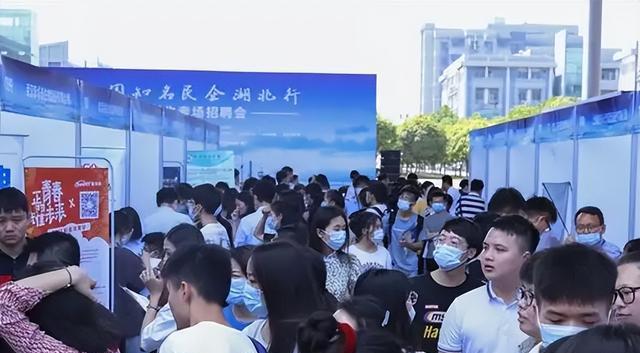 本科生|北大硕士求职被拒,原因很现实,985本科生比985研究生更受欢迎