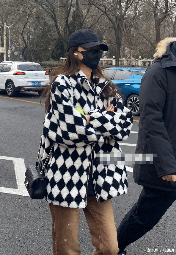 时尚搭配|央视春晚阵容提前看:陈妍希、万茜穿得厚实,张凯丽笑出鱼尾纹