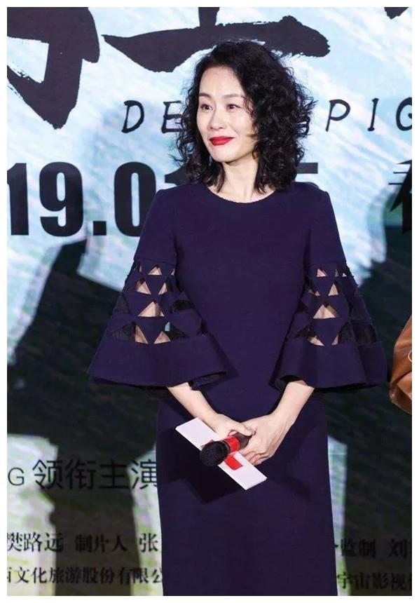 运动 邬君梅越老越耐看！56岁烫羊毛卷不老反显年轻，配红唇女人味绝了