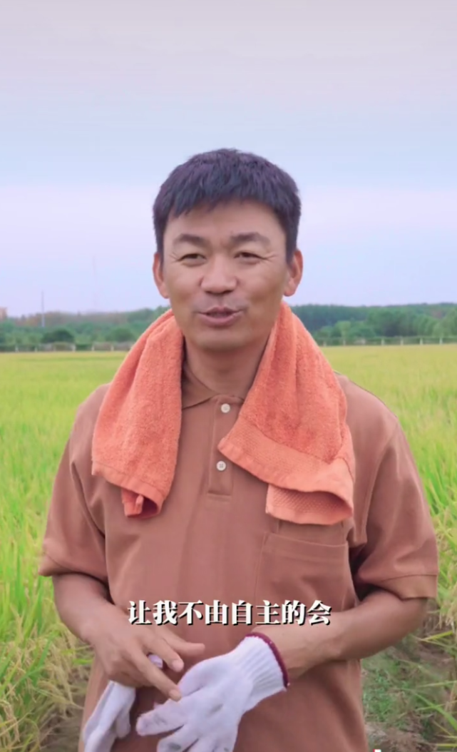 常征|40岁王宝强下农田干活,穿着邋遢满脸憔悴,妻子冯清一旁帮忙