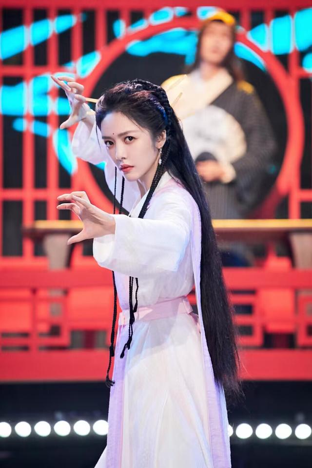 丰满 蔡文静模仿“周芷若”美出新高度,网友:让你模仿,没让你超越