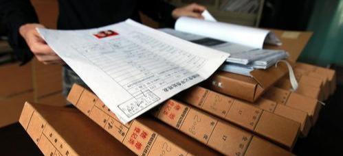 办理退休时,别忘拿着“离职档案”,不然退休后每月或少领720元