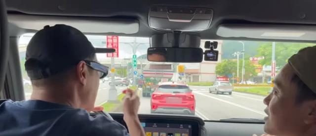 杨祐宁|杨祐宁上演30秒车内飙骂老婆模拟剧:我真的只叉了一块肉